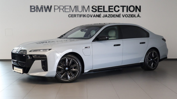 BMW M760e xDrive Sedan
